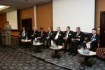 Okrúhly stôl. Zľava doprava: Branislav Šebo, IBM Slovensko, Marián Muška, ZMOS, Branislav Panák, Siemens, Igor Zeman, Hewlett-Packard Slovakia, Pavol Tarina, Úrad vlády SR, Ján Kondáš, Slovak Telekom, Štefan Adamec, Úrad vlády SR, Csaba Baráth, DITEC