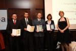 Víťazi druhej kategórie Ceny ITAPA 2010. Prvé miesto získal projekt IS MCS - informačný systém Modelu cestnej siete, cenu prevzala Alica Szebényiová.