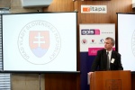 Slavomír Božoň (riaditeľ odboru koordinácie projektov OPIS, Kataster nehnuteľností) počas diskusie s publikom