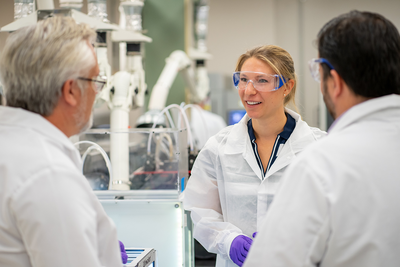 Scientists-RY-3D-tech-lab-working-0385-1-LO