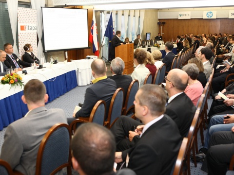 Účastníci konferencie počas prednášky