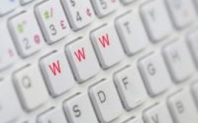  S internetom vie pracovať zhruba polovica Slovákov