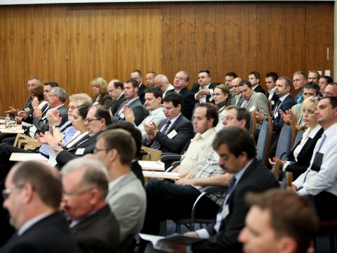 Potlesk prednášajúcemu Rolandovi Sillovi