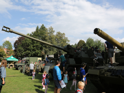 Exhibition of military vehicles and e…