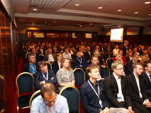 Účastníci počas prednášok plenárnych …