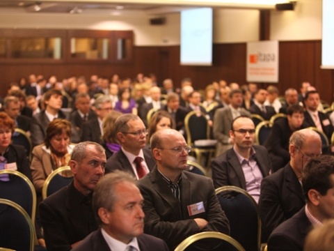 Účastníci kongresu v sále London poča…