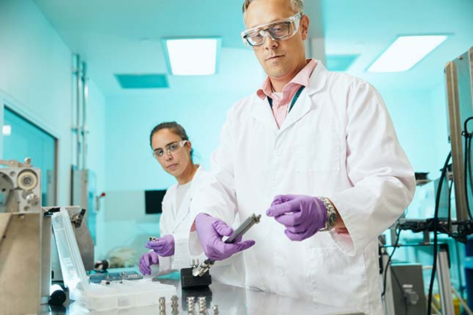 Scientists-together-in-lab_LO