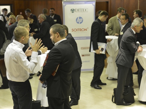 Živá diskusia počas coffee-breaku