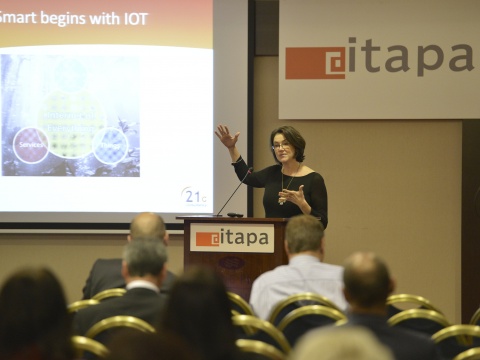 Julia Glidden, riaditeľka 21Century C…