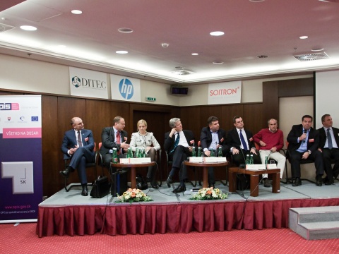 Hostia okrúhleho stola, zľava: Ivan L…