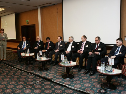 Okrúhly stôl. Zľava doprava: Branisla…