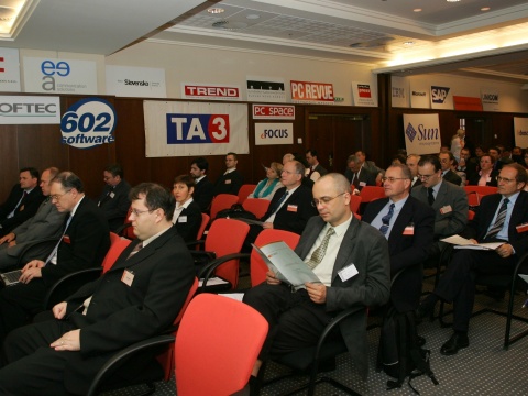 Prvý deň kongresu, Crowne Plaza Hotel…