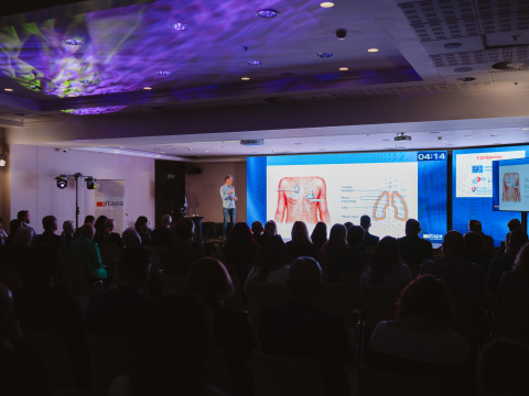 Plná sála na prednáške Mareka Bundzel…