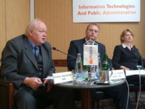 Hostia okrúhleho stola, zľava doprava…