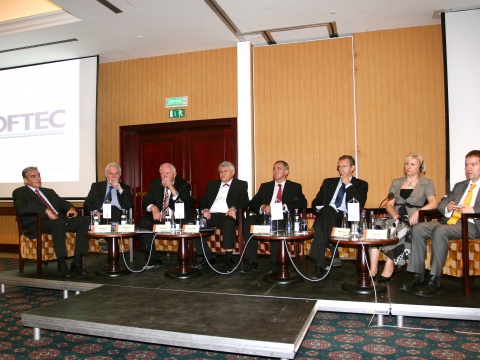 Okrúhly stôl. Zľava doprava: Jozef Mr…